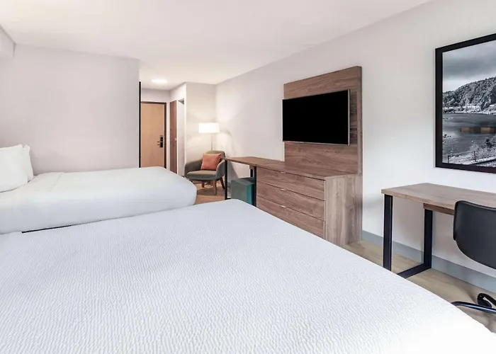 Super 8 By Wyndham Cornwall On